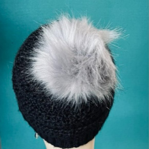 Black beanie with fauxfur pompom - Picture 3 of 3